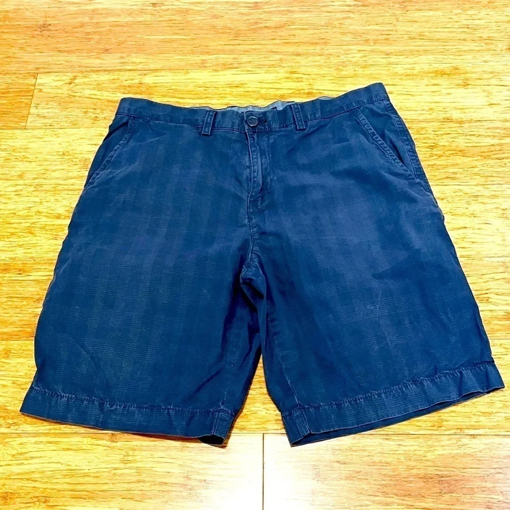 Tommy Hilfiger navy blue 100% cotton plaid shorts w/ pockets. Size 34